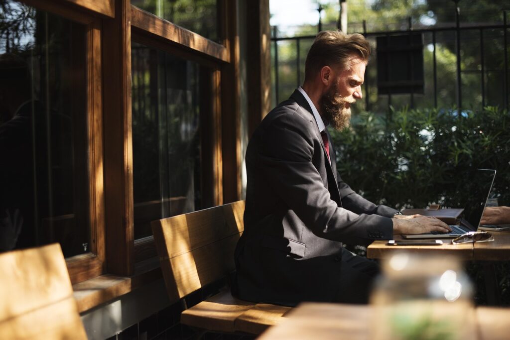 社会人が取得すべき資格で収入アップを狙う方法は？